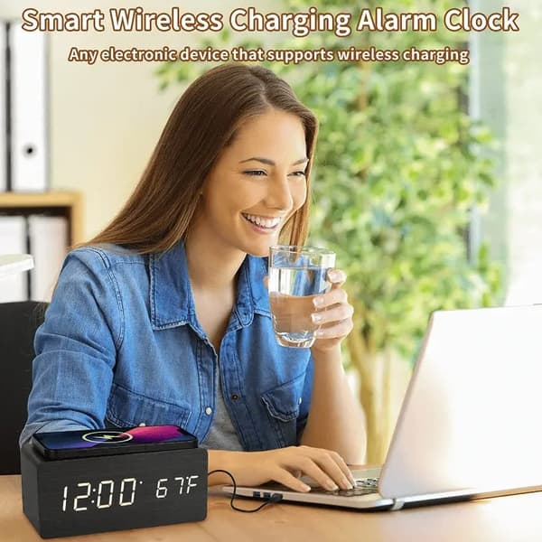 Digital Väckarklocka med trådlös laddning i betsat ljust trä, snooze, tid/datum