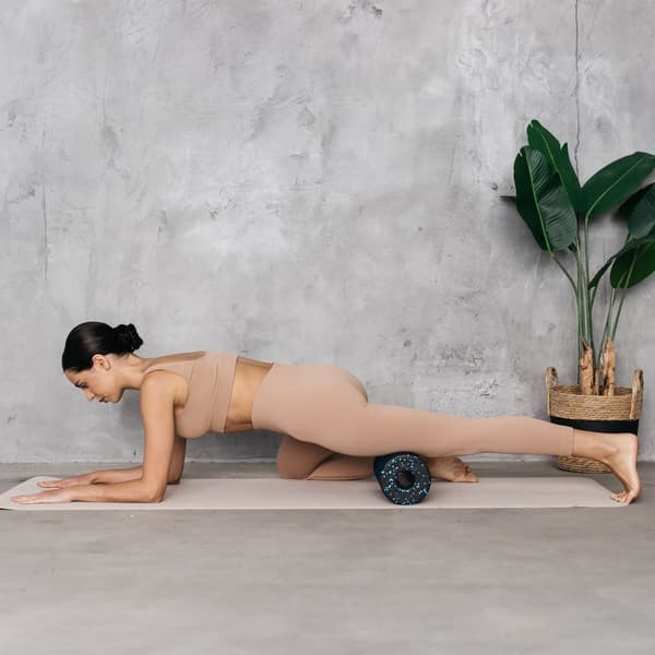 Massagerulle, glat skumrulle 14x33cm, sort og blå, EPP materiale, REBEL ACTIVE