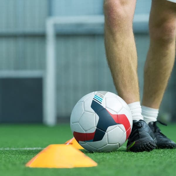Relaxdays Märkningsstolpar, set om 50, 5 färger, koner för fotboll och handboll, med stötta, sporttillbehör