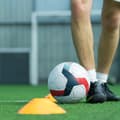Miniatyrbild 5 av 6: Relaxdays Märkningsstolpar, set om 50, 5 färger, koner för fotboll och handboll, med stötta, sporttillbehör