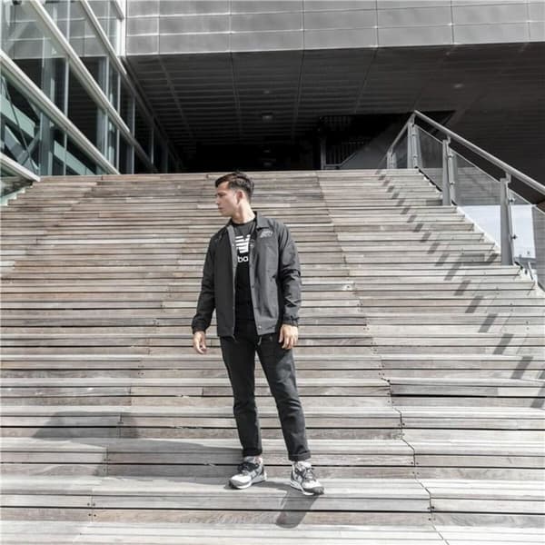 Miesten urheilutakki New Balance 815 Musta