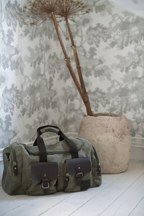 SNYGG TRENDIG DUFFELBAG MED IMITATIONSLÄDER FRÅN SUTHERLAND & SONS – SVART