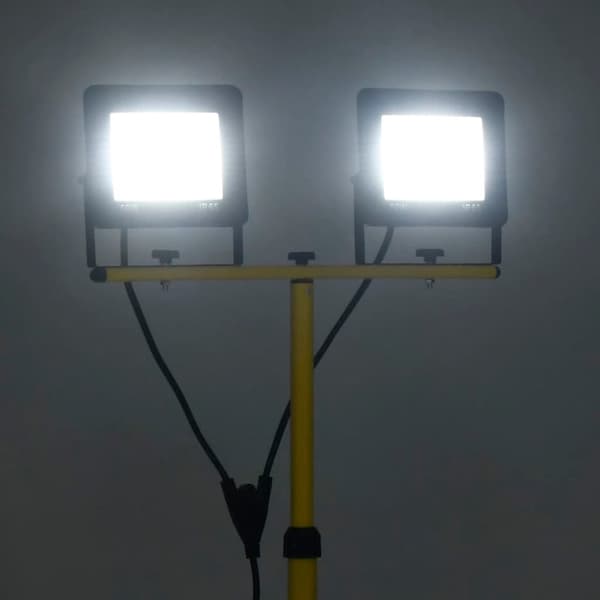 vidaXL LED-flomlys med stativ 2x50 W kaldhvit