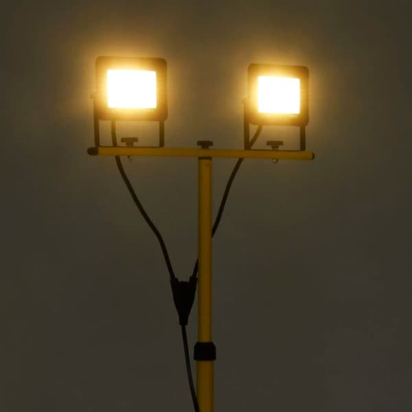 vidaXL LED-flomlys med stativ 2x50 W varmhvit