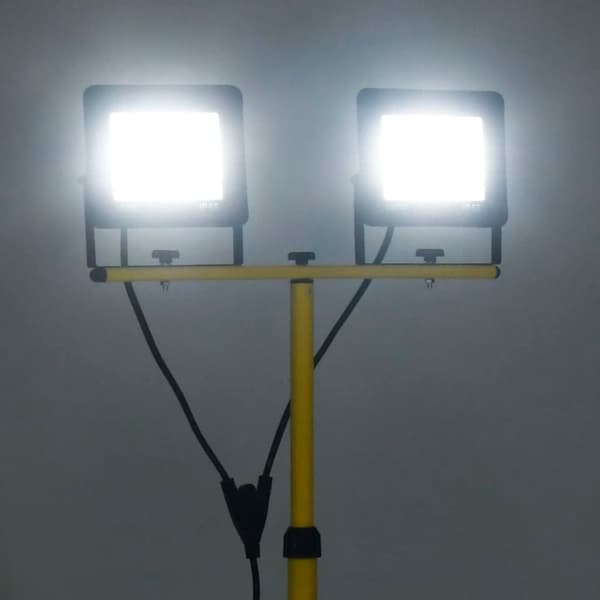 vidaXL LED-flomlys med stativ 2x100 W kaldhvit
