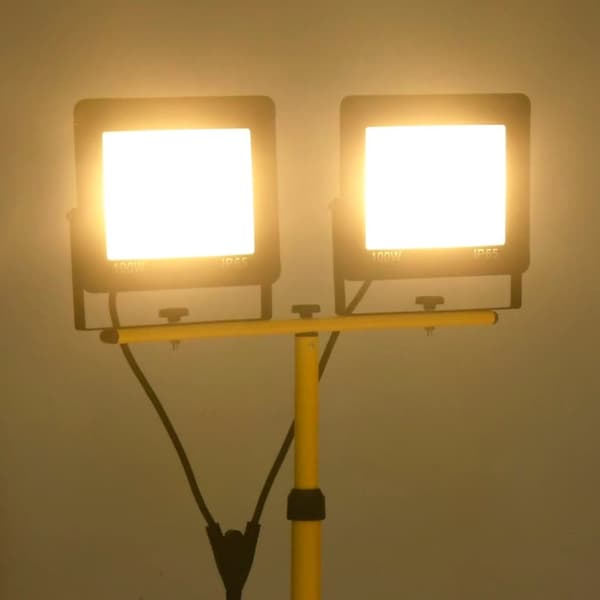 vidaXL LED-flomlys med stativ 2x100 W varmhvit