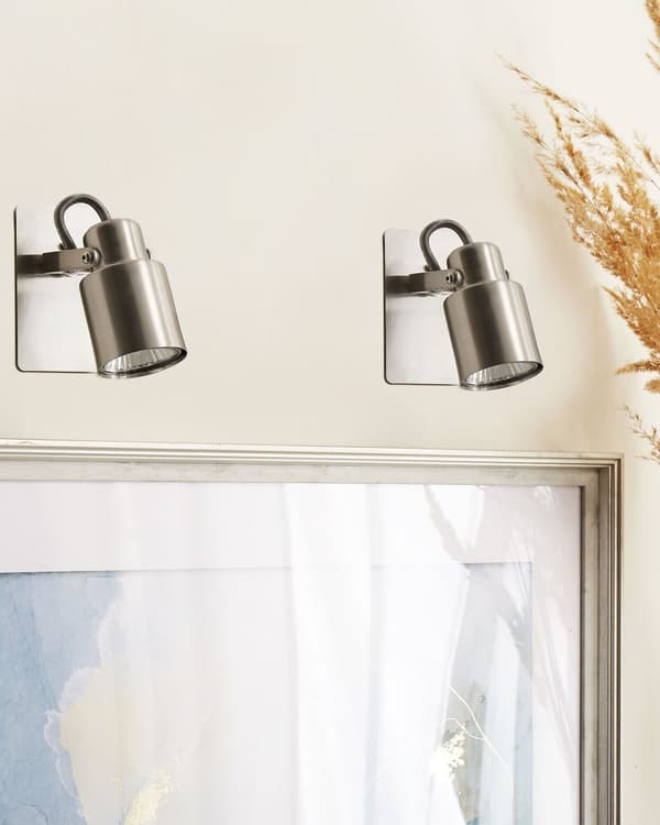 Set med 2 vägglampor Silver Metall Konformad Spotlight Design