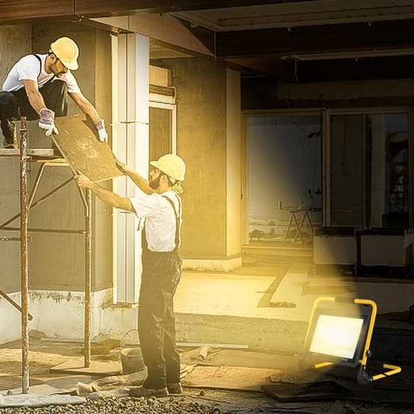 XMTECH utomhus LED strålkastare med fäste och strömkabel - 100W varmvit - LED utomhusspotlight - IP66