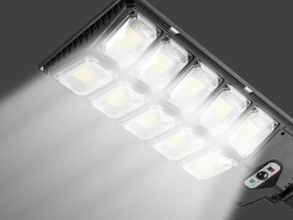 Solcelledrevet LED-lampe med bevægelsessensor og fjernbetjening