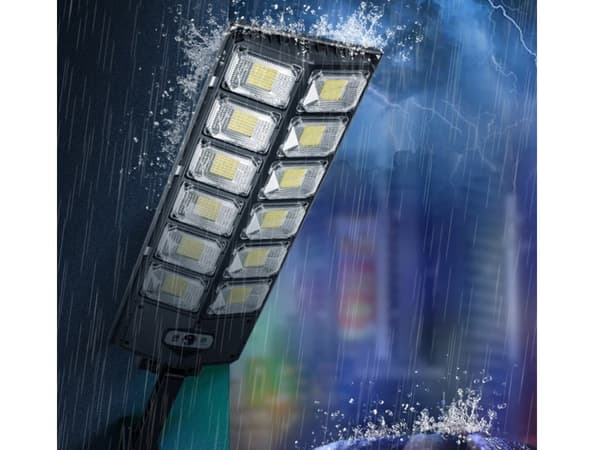 Solcelledrevet LED-lampe med bevægelsessensor og fjernbetjening