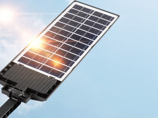 Solcelledrevet LED-lampe med bevægelsessensor og fjernbetjening