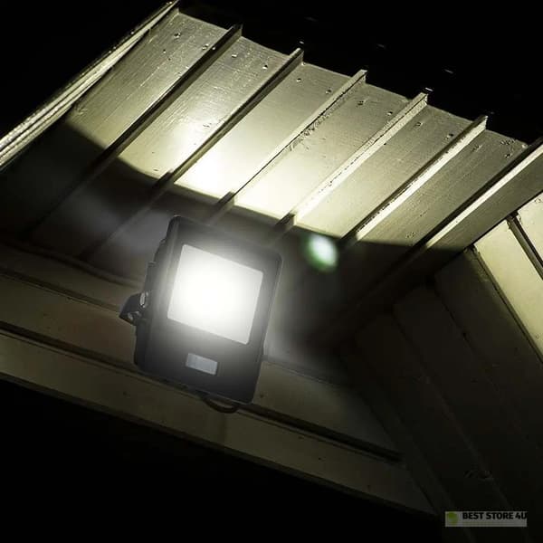 LED-projektor V-TAC 30W SAMSUNG CHIP bevægelsessensor sort MED MUFF VT-138S 3000K 2340lm 5 års garanti