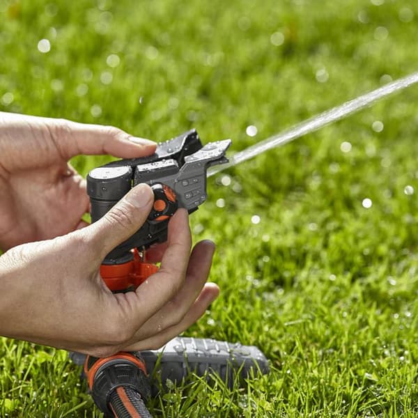 GARDENA Comfort spikmonterad sprinkler – Justerbar räckvidd max 12,5m – Max yta 490m² – XL trädgård – 5 års garanti (8141-20)
