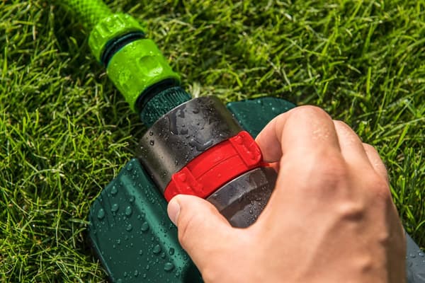 Oscillerende sprinkler, sprøjteareal 15 x 19 m, 18 sprøjtedyser, dyserydningsnål