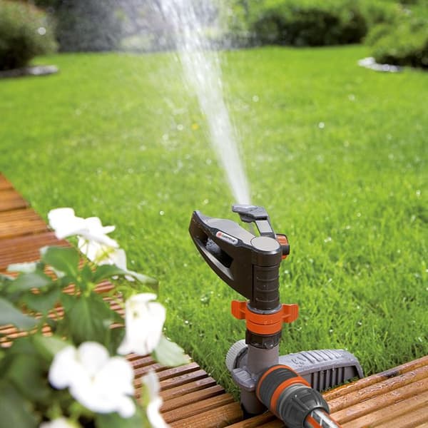 GARDENA Comfort spikmonterad sprinkler – Justerbar räckvidd max 12,5m – Max yta 490m² – XL trädgård – 5 års garanti (8141-20)