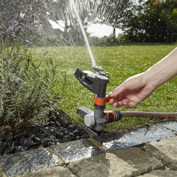 GARDENA Comfort spikmonterad sprinkler – Justerbar räckvidd max 12,5m – Max yta 490m² – XL trädgård – 5 års garanti (8141-20)