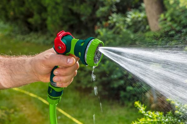 8-toimintoinen sprinkleri tasaisella virtauksen säädöllä
