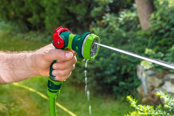 8-toimintoinen sprinkleri tasaisella virtauksen säädöllä