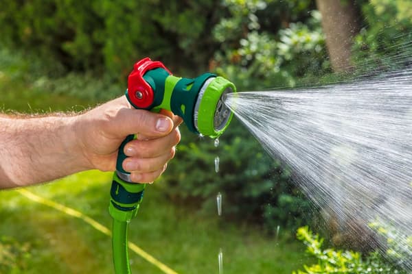 8-toimintoinen sprinkleri tasaisella virtauksen säädöllä