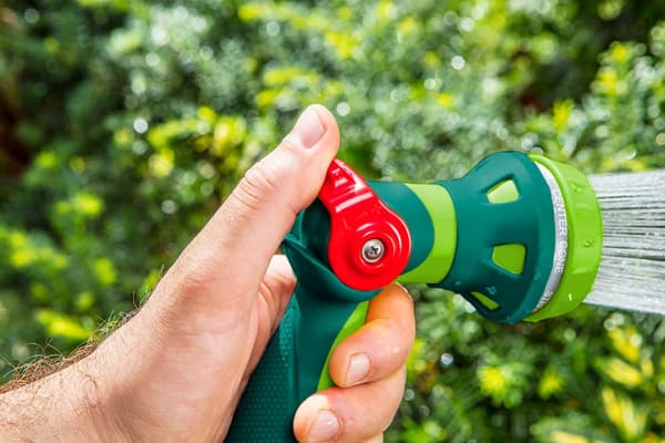 8-toimintoinen sprinkleri tasaisella virtauksen säädöllä