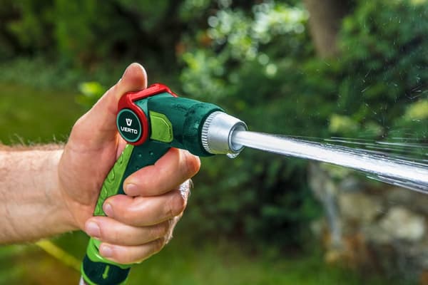 Justerbar pistolsprinkler med mjuk flödesreglering