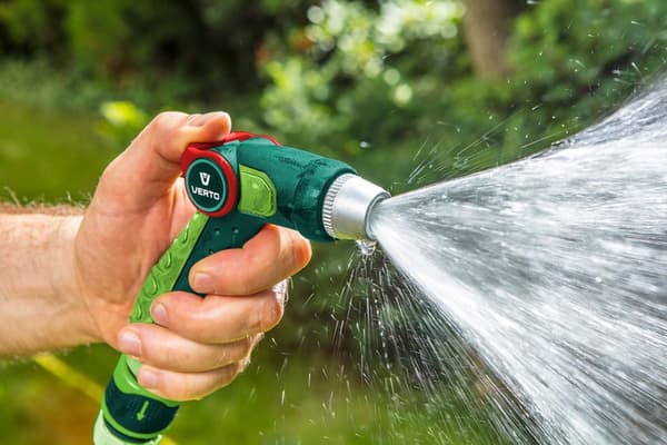 Justerbar pistolsprinkler med mjuk flödesreglering