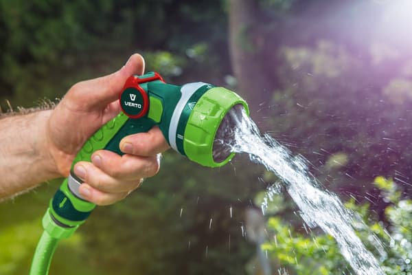 7-toimintoinen sprinkleri tasaisella virtauksen säädöllä