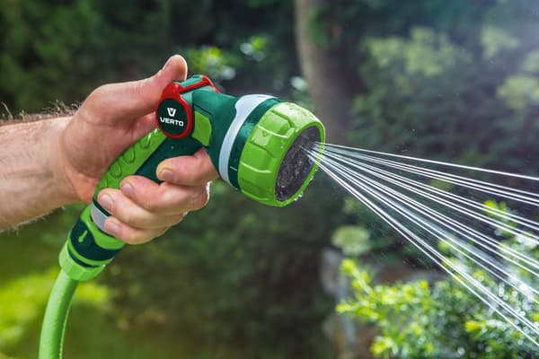 7-toimintoinen sprinkleri tasaisella virtauksen säädöllä