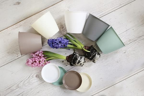 Hvid plastik urtepotteunderkop Azalea 13 cm