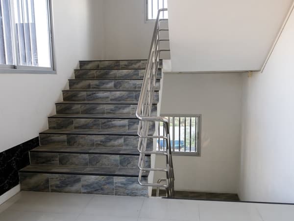 Trappeprofil sort 42 x 22 x 1350 mm - 1 stk