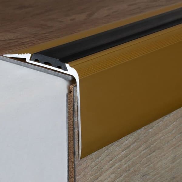PROVISTON aluminiummarknad anodiserad guld l 58 mm H 45 mm L 2700 mm genomborrad trappräckeshörn kombinerad hörn.