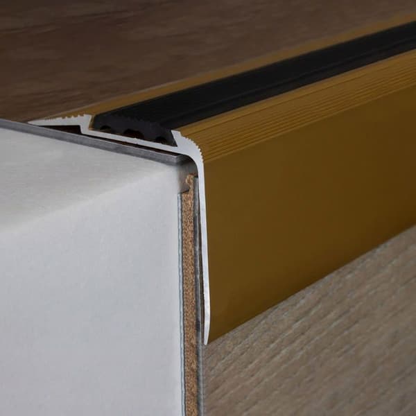 PROVISTON aluminiummarknad anodiserad guld l 58 mm H 45 mm L 2700 mm genomborrad trappräckeshörn kombinerad hörn.