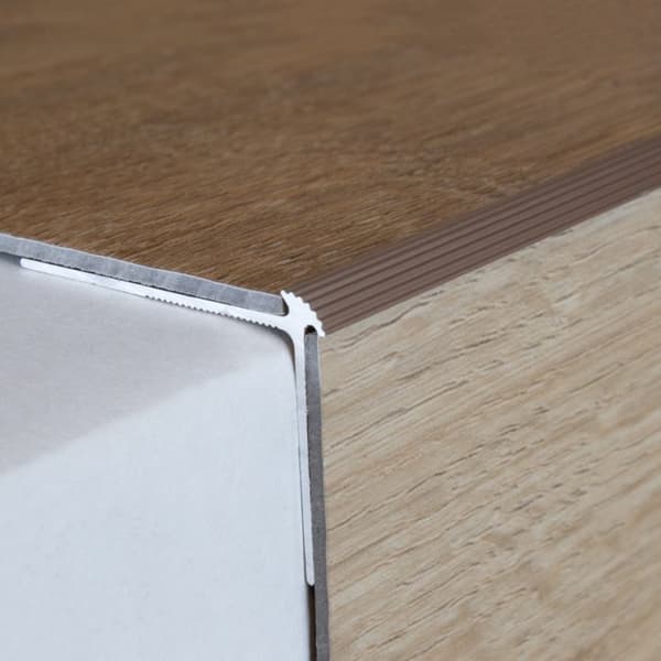 Trappsteg i anodiserad aluminium ljusbrons 2.5 x 30 x 40 x 2700 mm med hål 1 styck