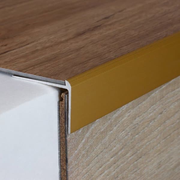 PROVISTON aluminium anodiserad guld med l 37 mm H 24 mm L 2700 mm borrad trapphörn kombinerad hörn.