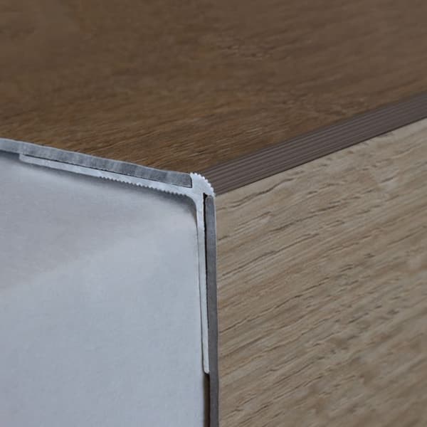 Nez på steg Aluminium anodiserad Ljusbrons 2 x 30 x 40 x 2700 mm Genomgående 1 styck