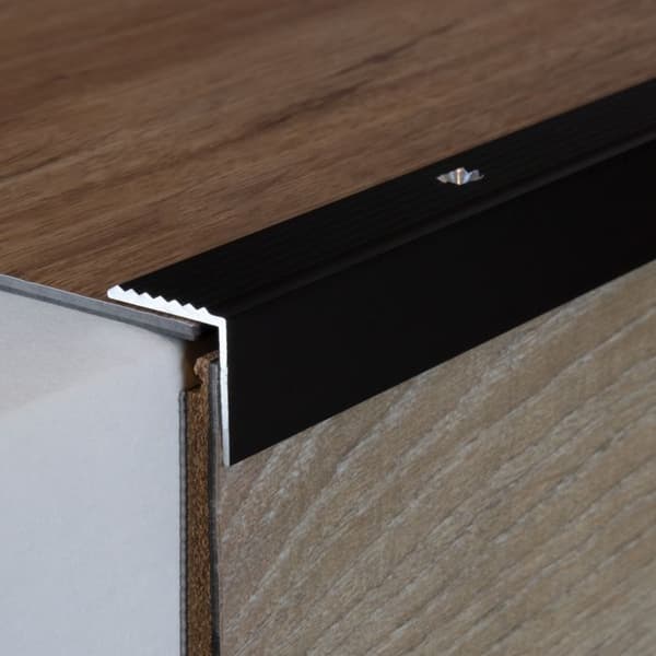 Trappkant av anodiserad aluminium mörkbrons L 20 mm H 20 mm Genomgående 1 styck