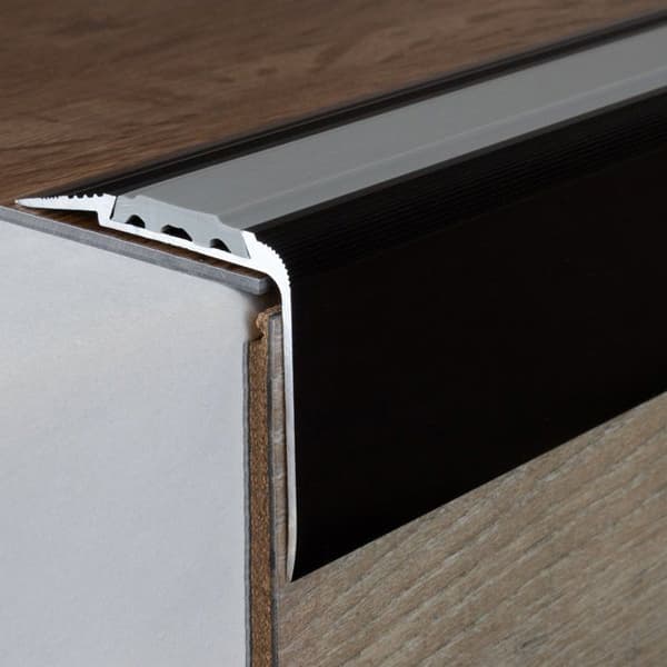 Trappa av anodiserad aluminium mörkbrons L 58 mm H 45 mm Lång 1000 mm Genomgående 1 styck