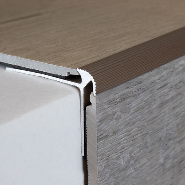 Trappa steg i anodiserad lättbrons 5 x 30 x 40 x 2700 mm med hål 1 styck
