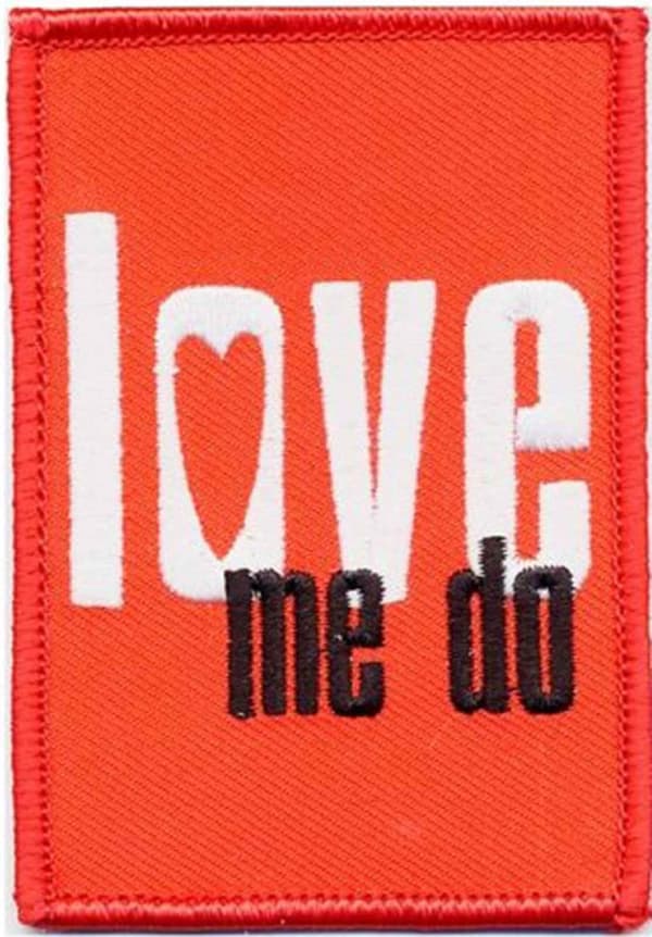 The Beatles Patch Love Me Do Logo Official Red Woven Iron on (10cm x 5 cm) en storlek