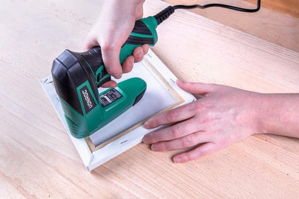 VONROC Elektrisk häftpistol - komplett set - Inkl. 900 häftklamrar och 300 nålar