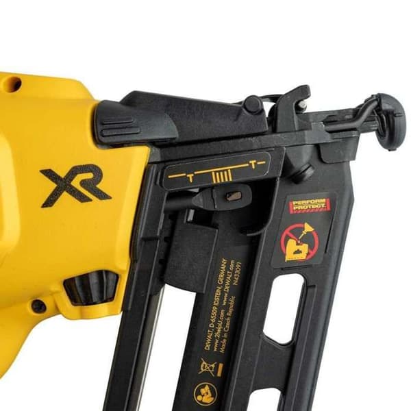 Slagnailare - DEWALT - DCN660N - 16 gauge - Borstlös - Utan batteri eller laddare