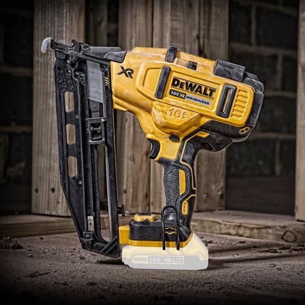 Finishing spikpistol 16Ga XR 18V 5Ah Li-ion Borstlös + 2 batterier + Box - DEWALT - DCN660P2-QW