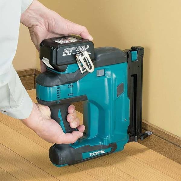 MAKITA DBN500ZJ spikpistol med minibrads med 18V LXT batteri (endast maskin)
