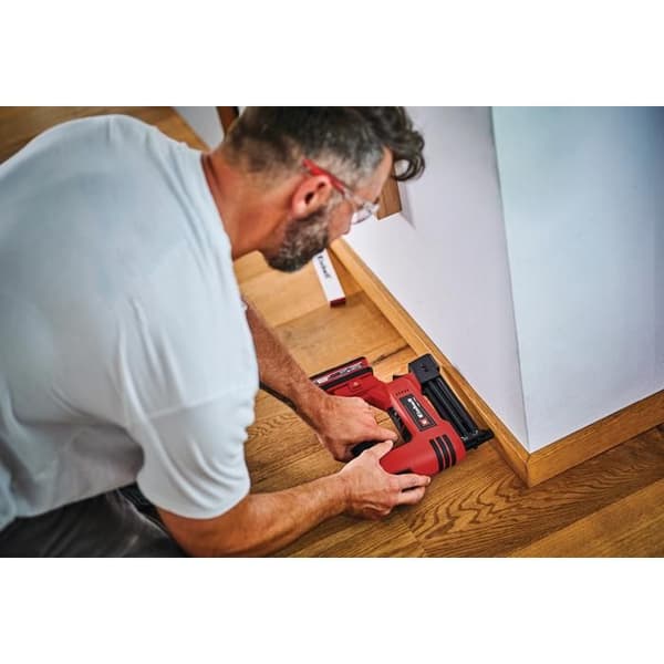 Einhell Trådlös häftapparat TE-CN 18 Li-Solo Power X-Change (18V, med 300 spikar och 300 häftklamrar) Levereras utan batteri eller laddare.