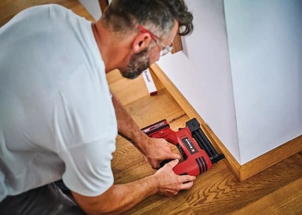 Einhell Trådlös häftapparat TE-CN 18 Li-Solo Power X-Change (18V, med 300 spikar och 300 häftklamrar) Levereras utan batteri eller laddare.
