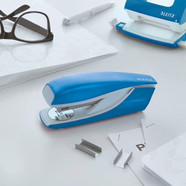 Häftapparat LEITZ 5502 30ark WOW blå