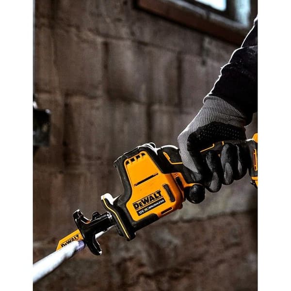 Kompatkt sabersåg XR 12V 2Ah Li-Ion Borstlös DEWALT - utan batteri eller laddare - DCS312N-XJ