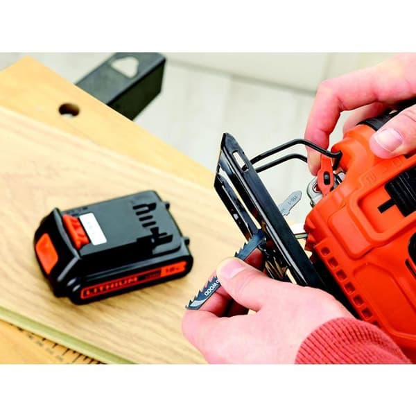 BLACK+DECKER 18V sladdlös pendelsticksåg - 1 2,0 Ah batteri - 1 träblad - 1 laddare