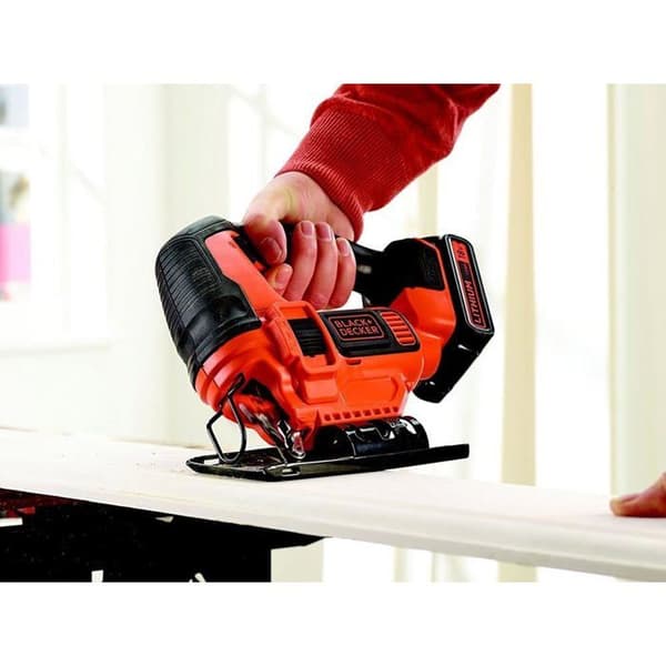 BLACK+DECKER 18V sladdlös pendelsticksåg - 1 2,0 Ah batteri - 1 träblad - 1 laddare