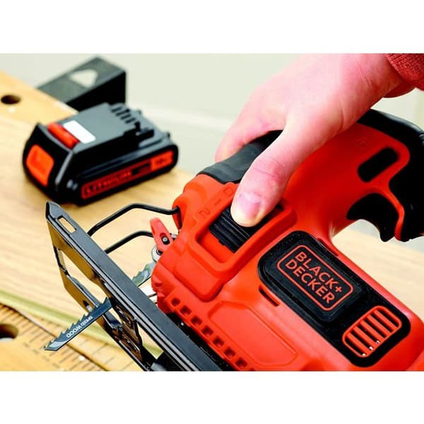 BLACK+DECKER 18V sladdlös pendelsticksåg - 1 2,0 Ah batteri - 1 träblad - 1 laddare